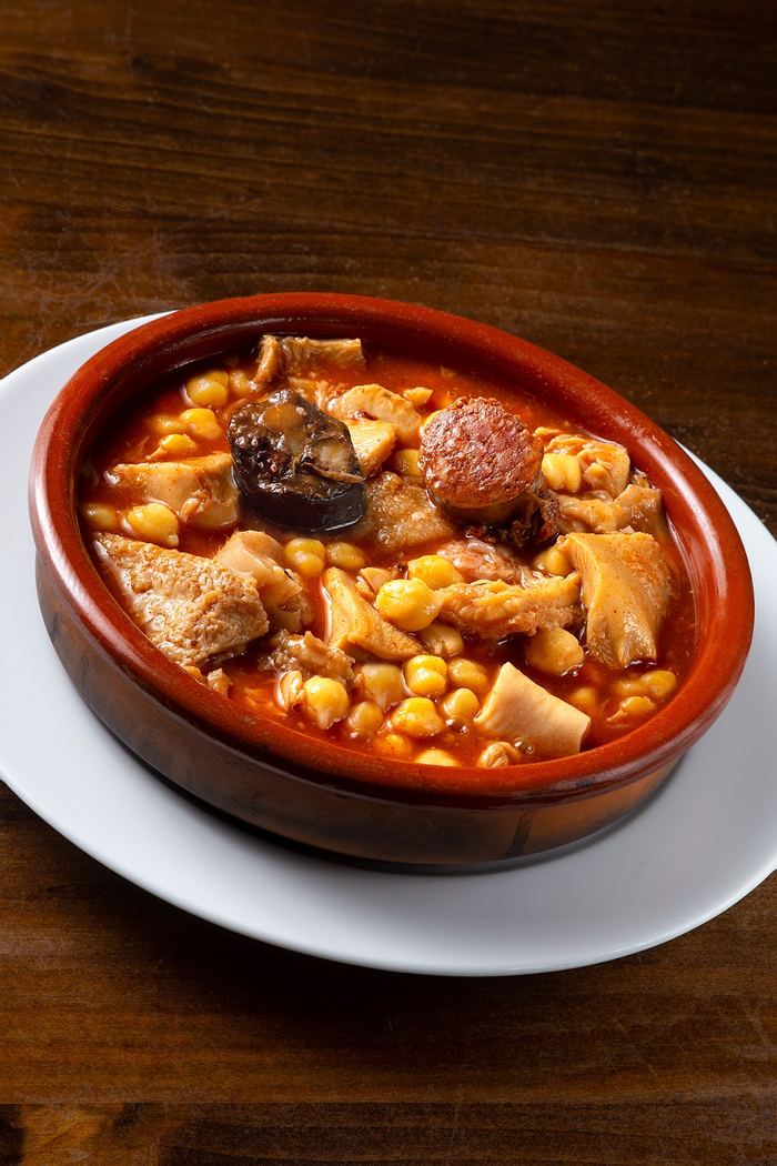 Cazuela de barro con callos a la madrileña, guiso tradicional con garbanzos y chorizo.